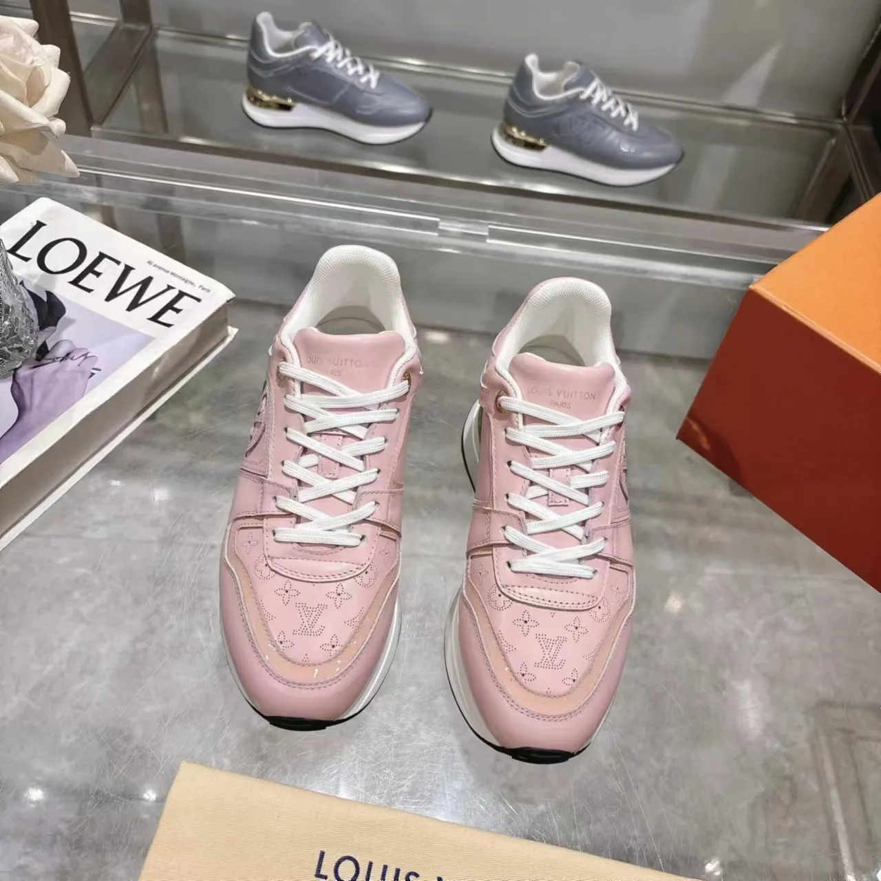 [L Family] P: 760💰Size 35-42 for women, 39-46 for men, (41.42 for women, 45.46 for men, customized) .LV Donkey Brand 🔥🔥LOUIS VUITTON Louis Vuitton's official website synchronizes the 2025 autumn and winter couple's models, which are now on the market, this Neo Run Away sneakers are inspired by running shoes, integrating LV's iconic must-have shoes into the trend. This version is a 1:1 replica of the original version. It is made of two-tone calfskin to highlight its simple lines and unique wedge outsole. Key details include the LV initials on the side and an engraved gold heel stabilizer on the back plus a 2cm hidden insole.